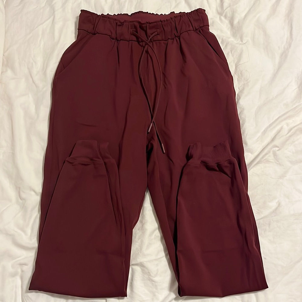lululemon joggers never worn (maroon color)